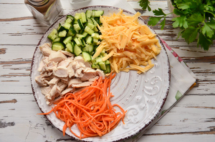 Vegetable salad "Traffic light" with chicken - bright and appetizing