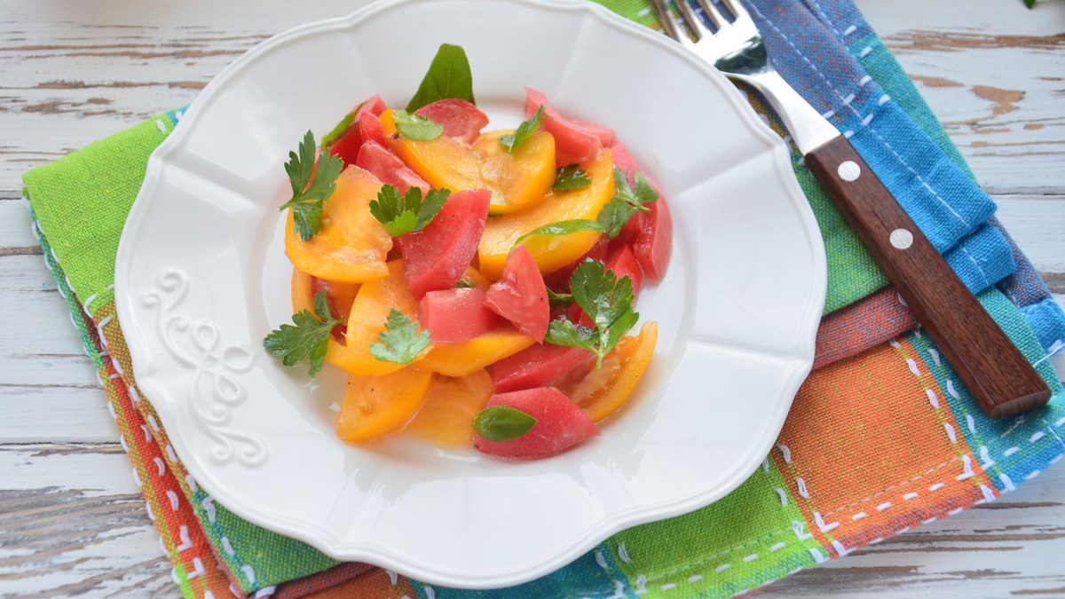 Bright salad of three types of tomatoes – tasty, quick and easy