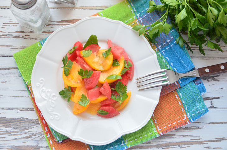 Bright salad of three types of tomatoes - tasty, quick and easy