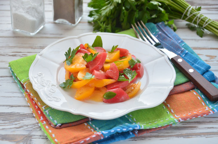 Bright salad of three types of tomatoes - tasty, quick and easy