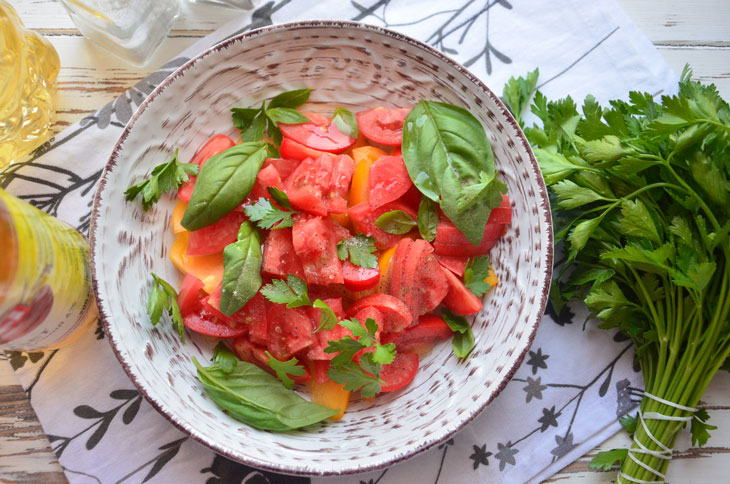 Bright salad of three types of tomatoes - tasty, quick and easy