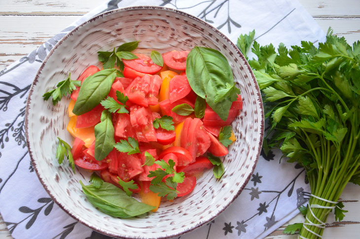 Bright salad of three types of tomatoes - tasty, quick and easy