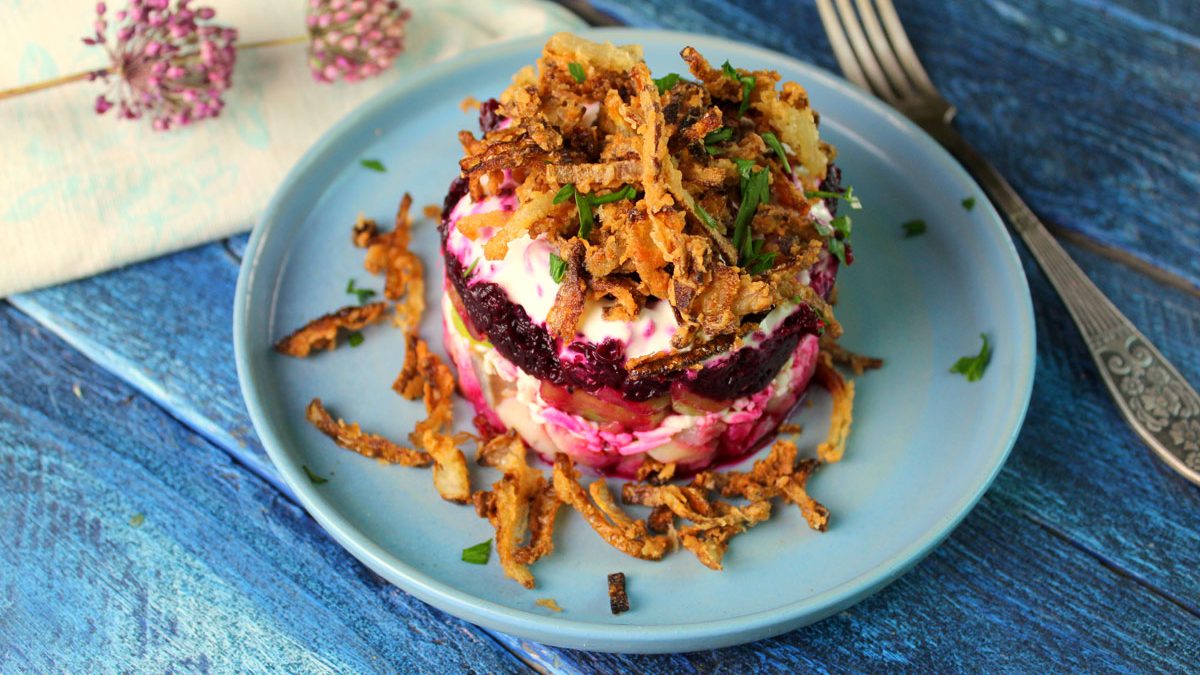 Beet salad with crispy fried onions – delicious and original