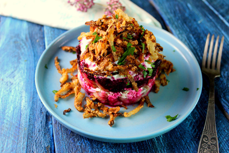 Beet salad with crispy fried onions - delicious and original