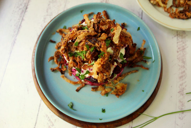 Beet salad with crispy fried onions - delicious and original