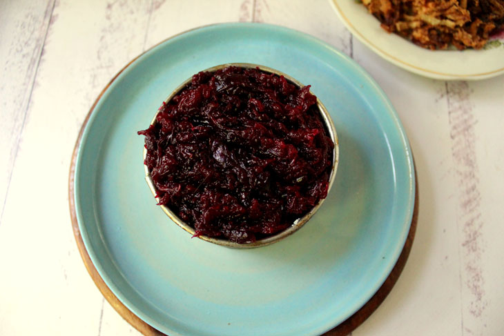 Beet salad with crispy fried onions - delicious and original