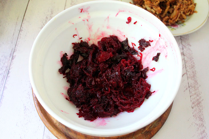 Beet salad with crispy fried onions - delicious and original