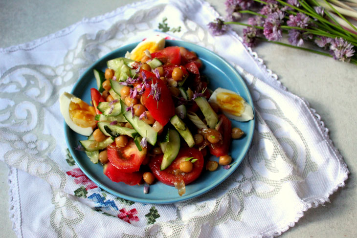 Hearty and tasty vegetable salad with chickpeas