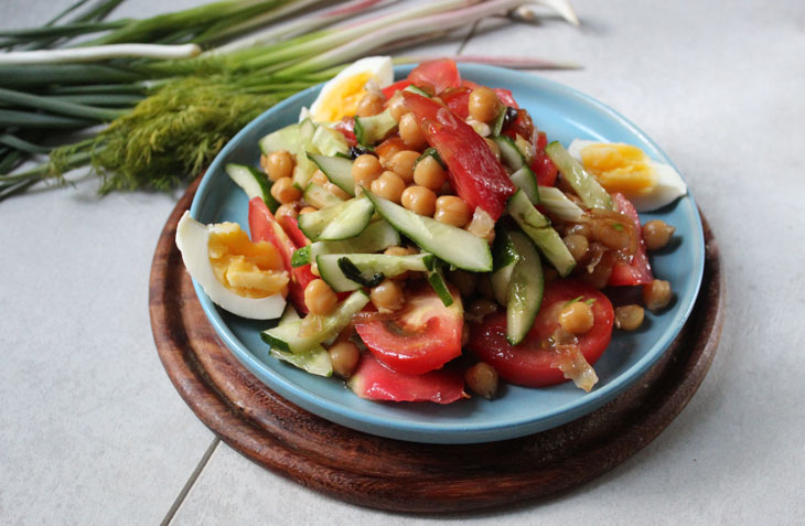 Hearty and tasty vegetable salad with chickpeas