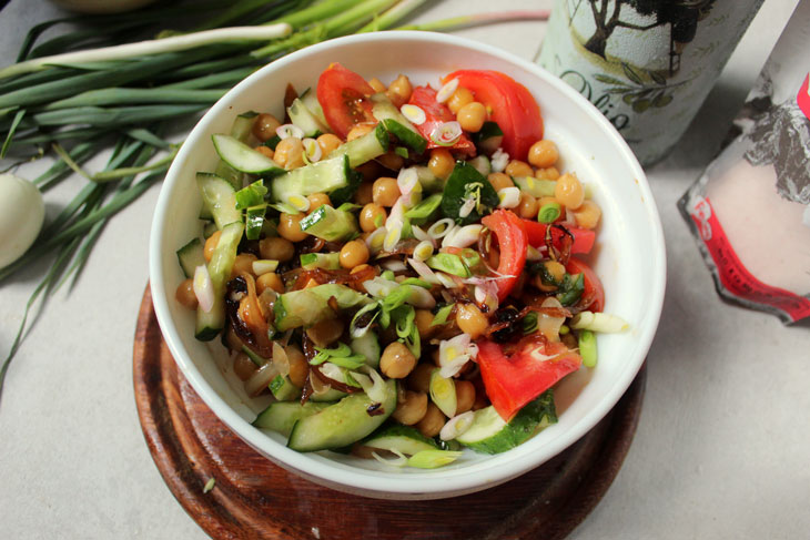 Hearty and tasty vegetable salad with chickpeas