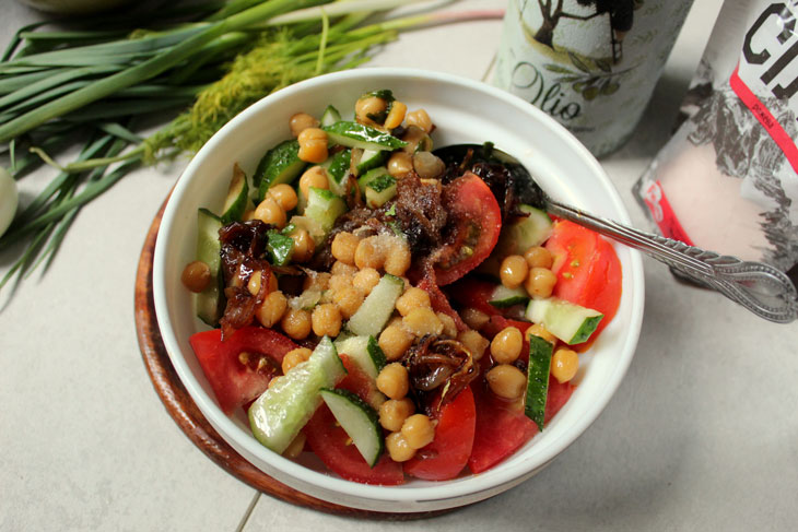 Hearty and tasty vegetable salad with chickpeas