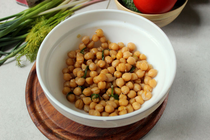 Hearty and tasty vegetable salad with chickpeas