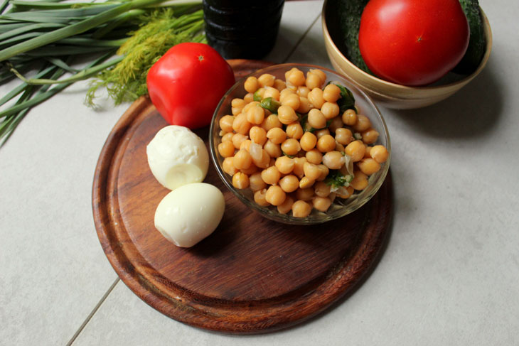 Hearty and tasty vegetable salad with chickpeas