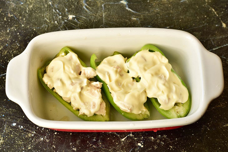 Pepper boats with chicken - festive and tasty