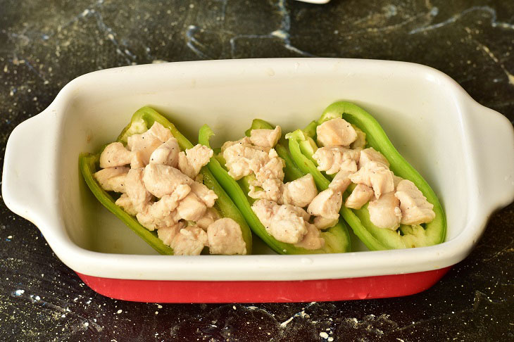 Pepper boats with chicken - festive and tasty