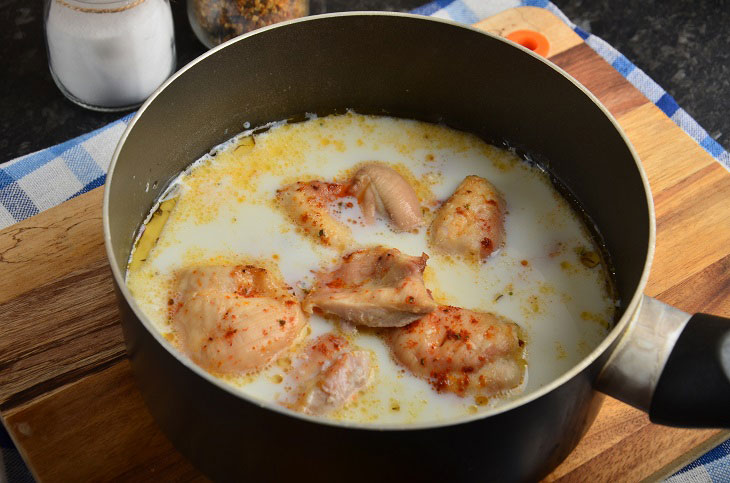 Chicken "Shkmeruli" in Georgian - a tasty and fragrant dish