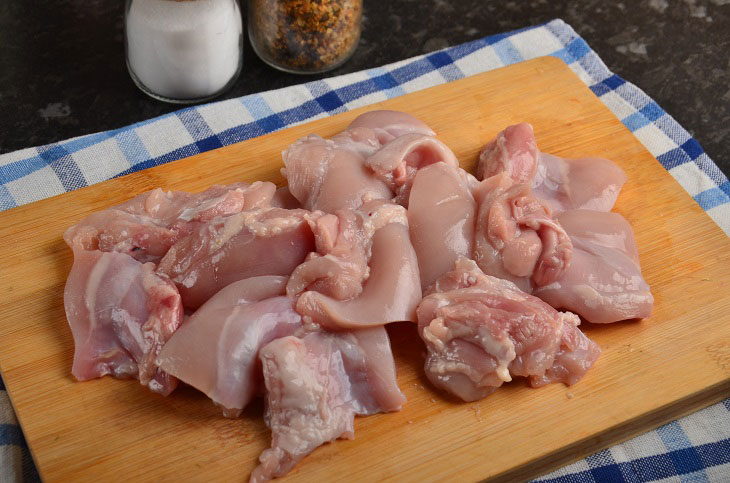 Chicken "Shkmeruli" in Georgian - a tasty and fragrant dish