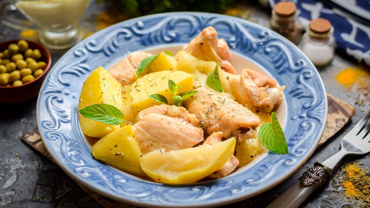 Chicken with potatoes in apple juice – a delicious dish with a twist