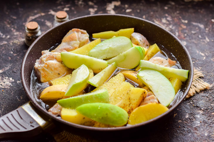 Chicken with potatoes in apple juice - a delicious dish with a twist