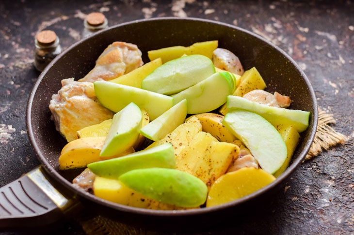 Chicken with potatoes in apple juice - a delicious dish with a twist