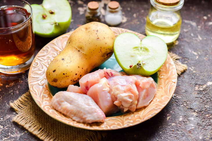 Chicken with potatoes in apple juice - a delicious dish with a twist