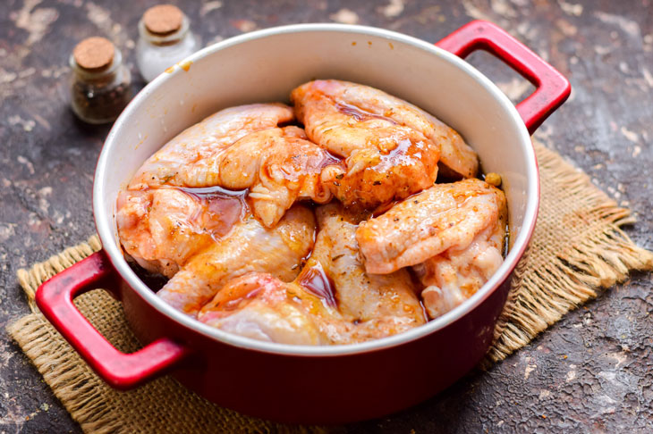 Chicken wings in a honey-soy marinade - spicy and very tasty