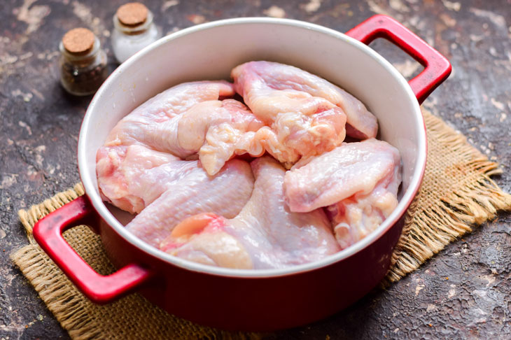 Chicken wings in a honey-soy marinade - spicy and very tasty