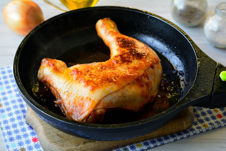 Fried chicken legs in tomato sauce - a hearty and nutritious dish for the whole family