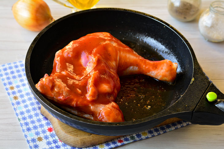 Fried chicken legs in tomato sauce - a hearty and nutritious dish for the whole family