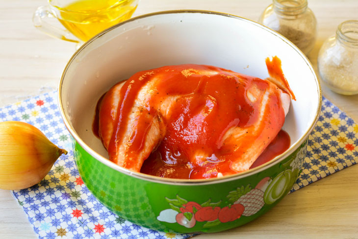 Fried chicken legs in tomato sauce - a hearty and nutritious dish for the whole family