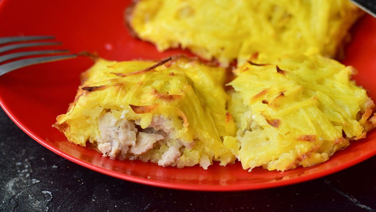 Baked meat in a potato coat – tasty and satisfying from simple ingredients