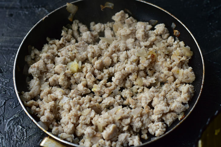 Baked meat in a potato coat - tasty and satisfying from simple ingredients