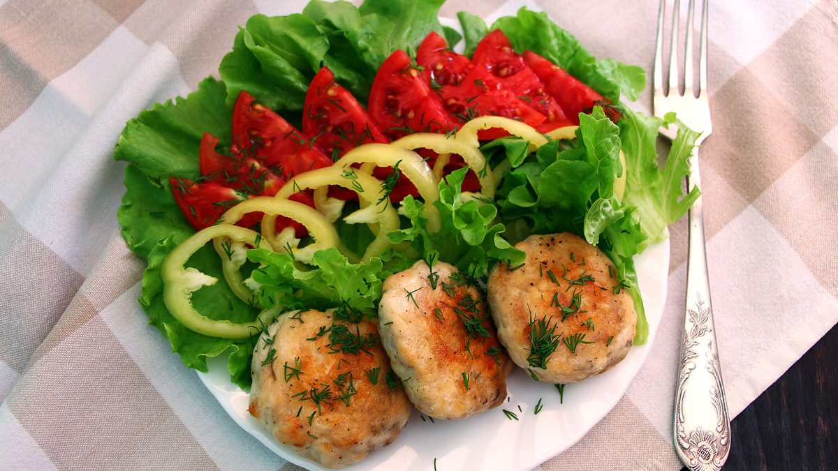 Chicken meatballs – a recipe for those who want to diversify the usual menu