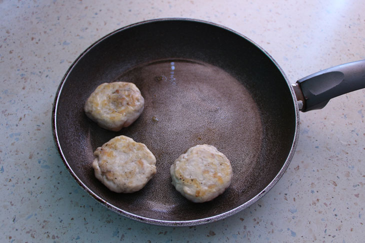 Chicken meatballs - a recipe for those who want to diversify the usual menu