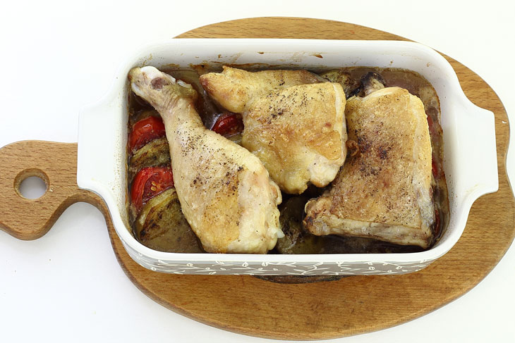 Eggplant with chicken in the oven - hardly anyone will refuse such a yummy