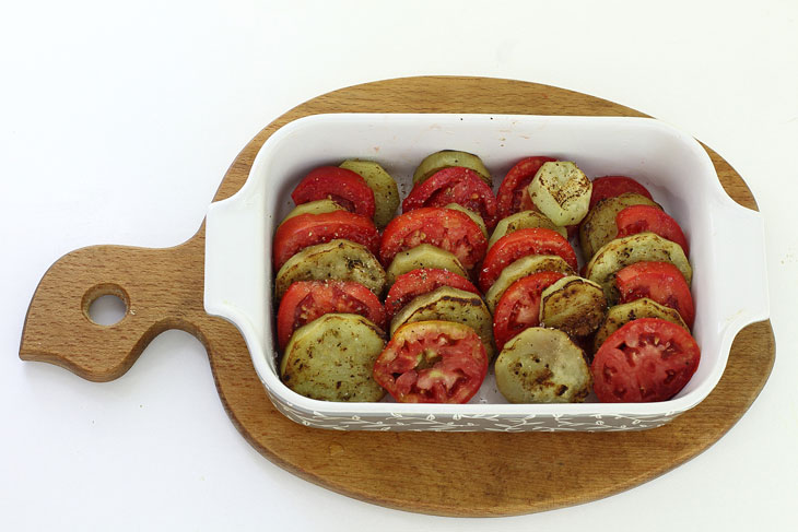 Eggplant with chicken in the oven - hardly anyone will refuse such a yummy