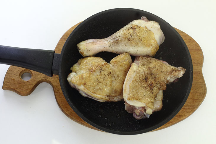 Eggplant with chicken in the oven - hardly anyone will refuse such a yummy