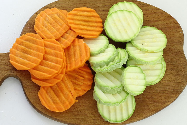 Zucchini with chicken in the oven - please your family with a delicious lunch