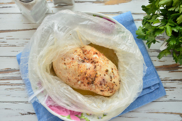 Chicken fillet with garlic in a bag - always turns out very juicy