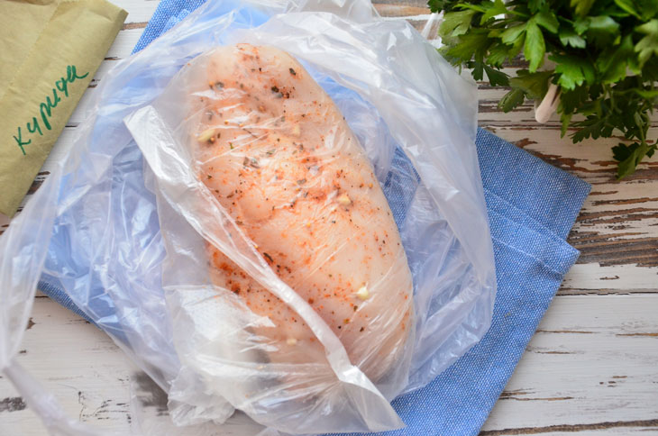Chicken fillet with garlic in a bag - always turns out very juicy