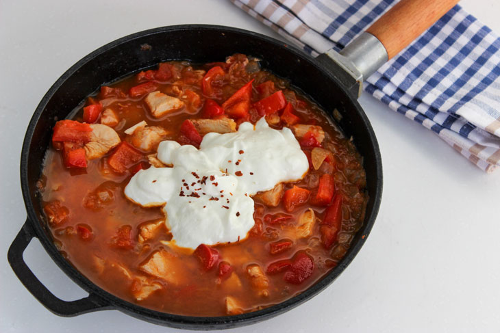 The famous Hungarian paprikash - a step by step recipe with a photo