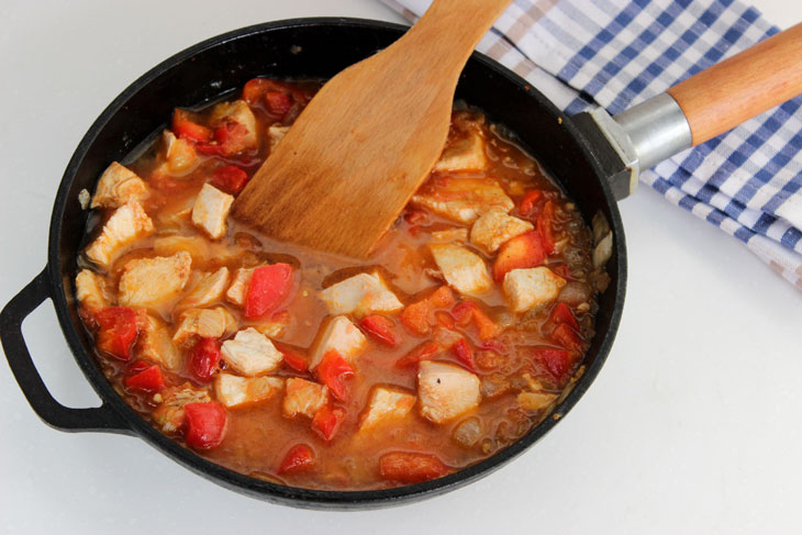 The famous Hungarian paprikash - a step by step recipe with a photo