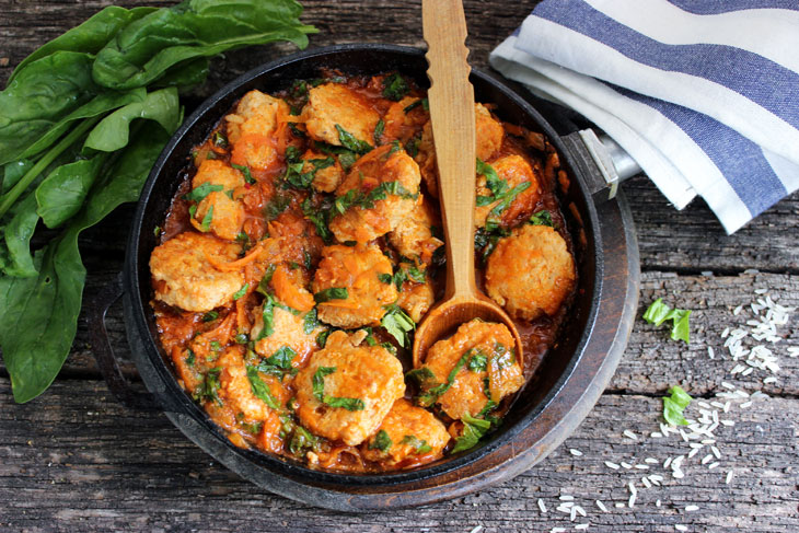 Awesome chicken meatballs with rice in tomato sauce