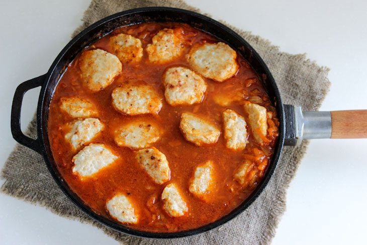 Awesome chicken meatballs with rice in tomato sauce