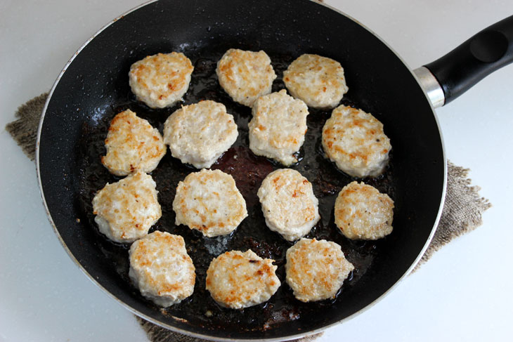 Awesome chicken meatballs with rice in tomato sauce