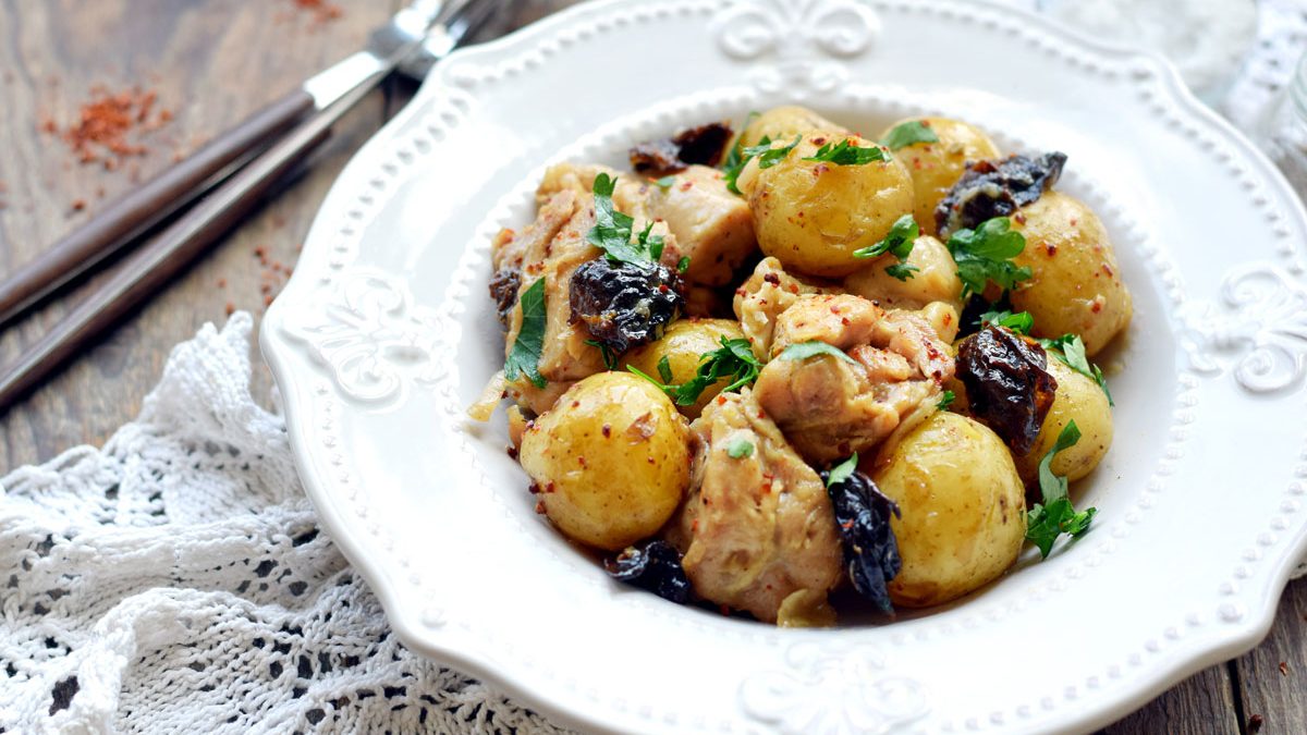 New potatoes with chicken and prunes in the oven