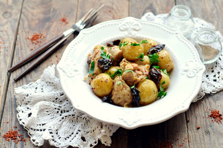 New potatoes with chicken and prunes in the oven