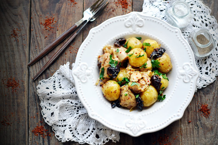 New potatoes with chicken and prunes in the oven