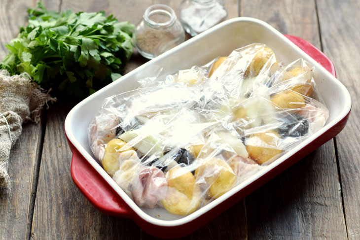 New potatoes with chicken and prunes in the oven