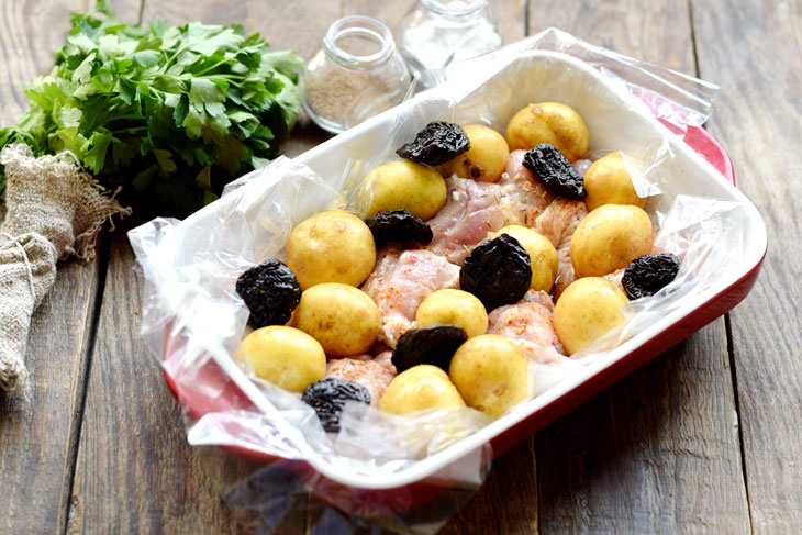 New potatoes with chicken and prunes in the oven